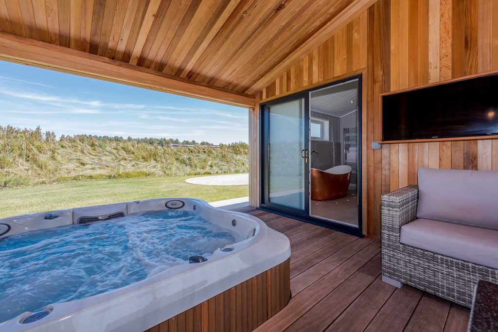 Darwin Lodge Outside Hot Tub Area